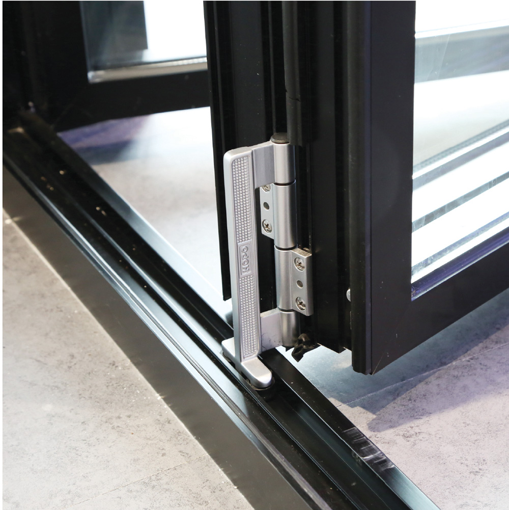 Cửa sổ xếp trượt Hopo HP63 có thiết kế chốt trên dưới tăng độ bền cho bộ cửa